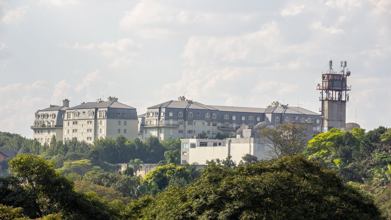 Palácio dos Bandeirantes, sede do governo de São Paulo, cercado de árvores