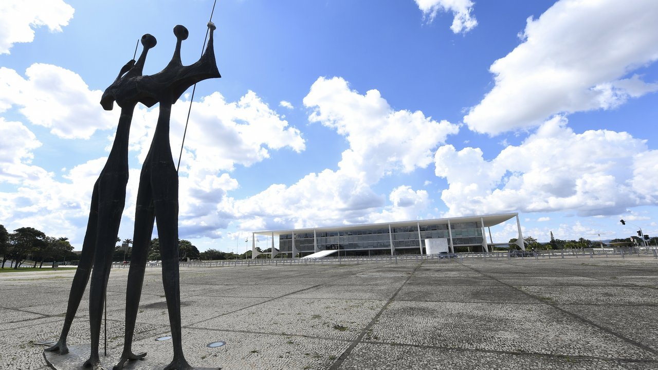 Escultura Os Candangos na Praça dos Três Poderes, em Brasília