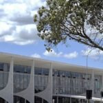 Fachada do Palácio do Planalto, em Brasília, entre árvores