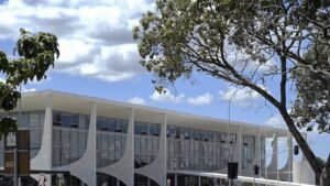 Fachada do Palácio do Planalto, em Brasília, entre árvores
