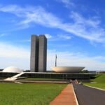 Palácio do Congresso Nacional em Brasília sob céu azul