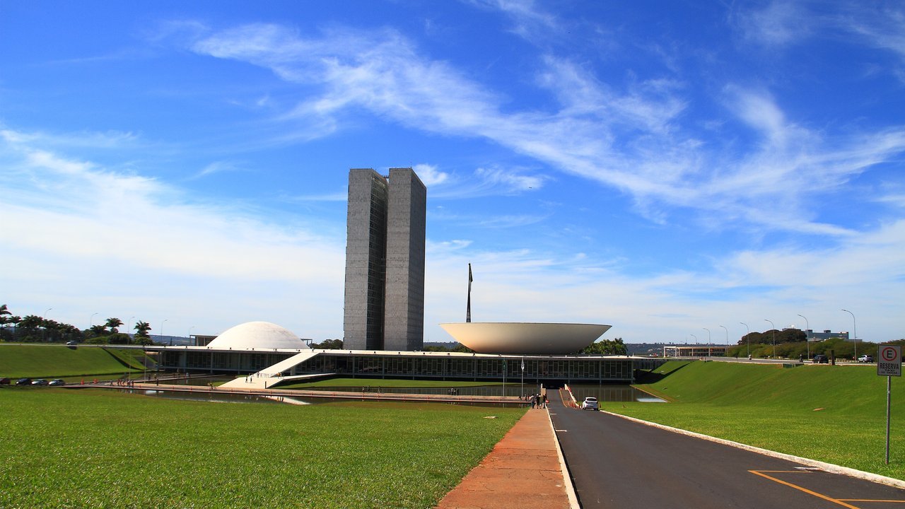 Palácio do Congresso Nacional em Brasília sob céu azul