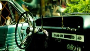 Interior de carro antigo com volante e painel