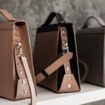 Bolsas de couro em várias cores expostas numa prateleira