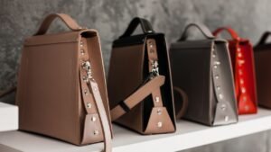 Bolsas de couro em várias cores expostas numa prateleira