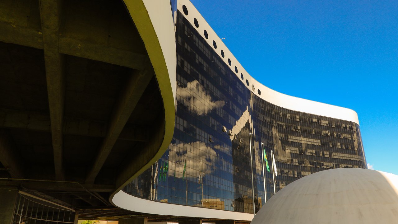 Sede do Tribunal Superior Eleitoral, em Brasília, vista de baixo