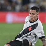 Bruno Duarte tranquiliza torcida do Vasco após desmaio contra o Botafogo