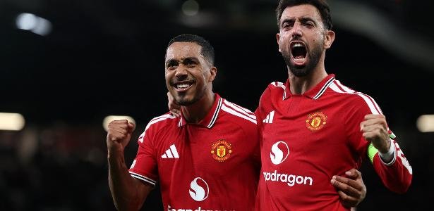 Bruno Fernandes comemora com Youri Tielemans o segundo gol do Manchester United contra o Sabah, pela Liga dos Campeões