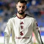Bruno Fernandes de cabeça baixa em jogo do Manchester United contra Como na Champions League