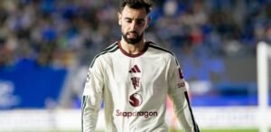 Bruno Fernandes de cabeça baixa em jogo do Manchester United contra Como na Champions League