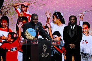 Bukayo Saka, do Arsenal, leva Prêmio Sócrates na cerimônia da Bola de Ouro