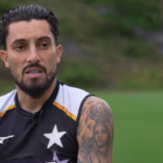 Alex Telles explica como bola parada virou trunfo e diversifica gols pelo Botafogo em 2026: "Não tenho gol feio"