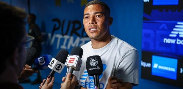 Carlos Vinícius, do Grêmio, durante coletiva de imprensa