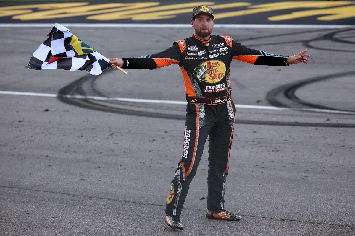 NASCAR Las Vegas: Briscoe triunfa após batida de Larson e Reddick