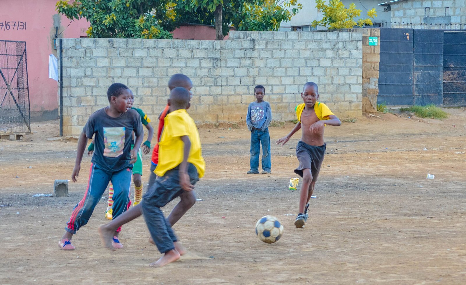 Crianças jogando futebol