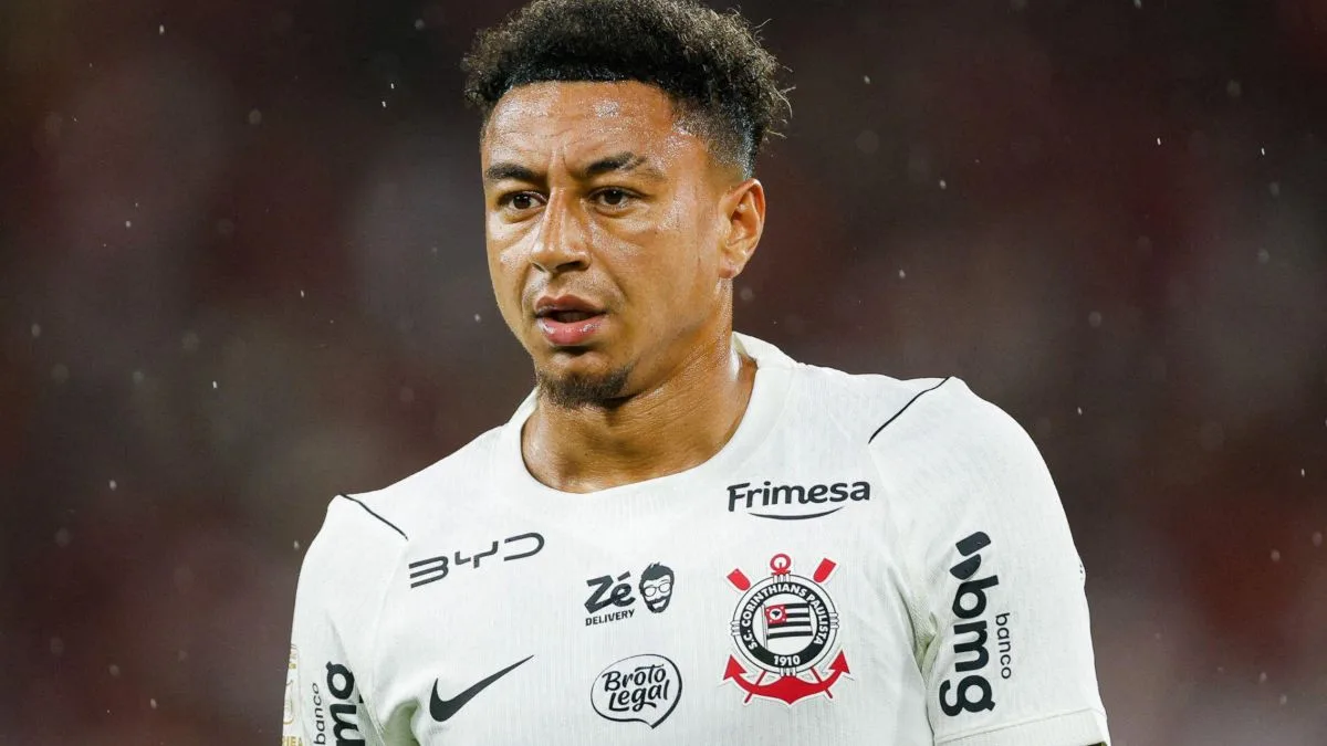 Lingard fratura duas costelas no Corinthians
