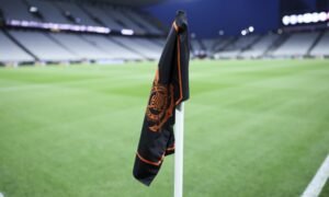 Corinthians surpreende e anuncia técnico holandês