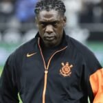 Seedorf acompanha Corinthians de maneira inusitada contra o Vitória