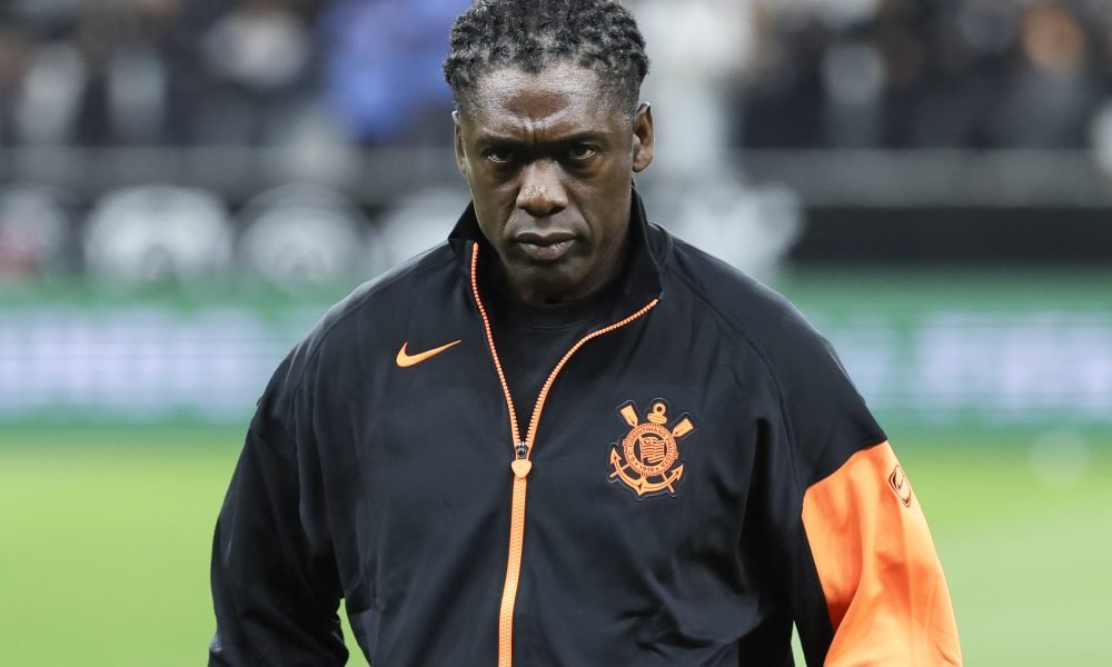 Seedorf acompanha Corinthians de maneira inusitada contra o Vitória