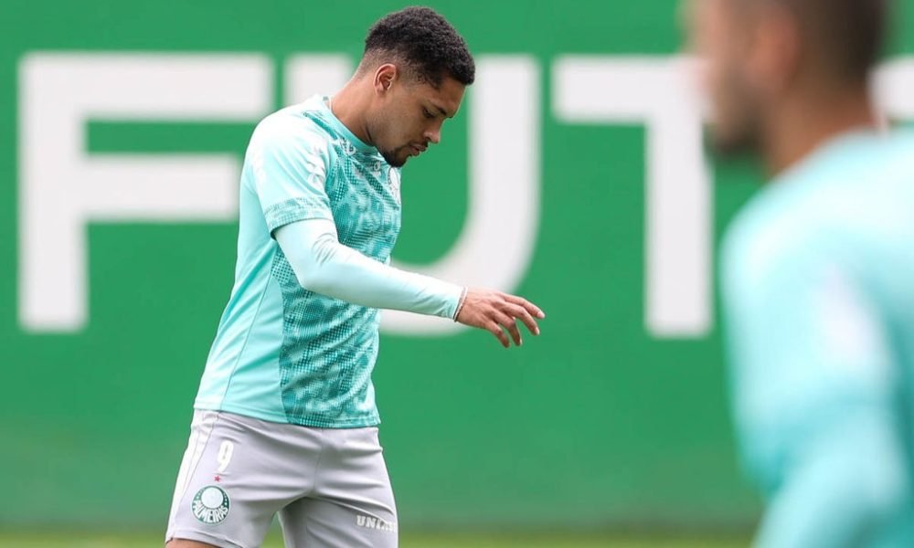 Treino do Palmeiras: Vitor Roque aparece no gramado; Sosa tem lesão detectada