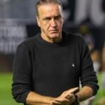 Cuca rebate Abel sobre gramado da Vila em empate: 'Não fez diferença'