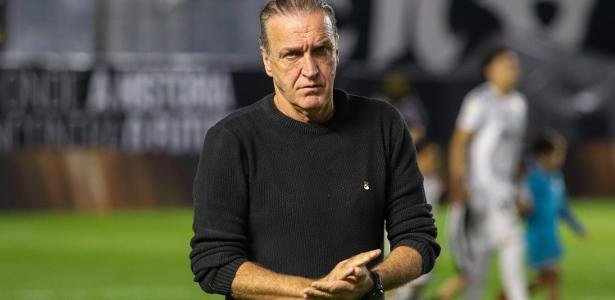 Cuca rebate Abel sobre gramado da Vila em empate: 'Não fez diferença'