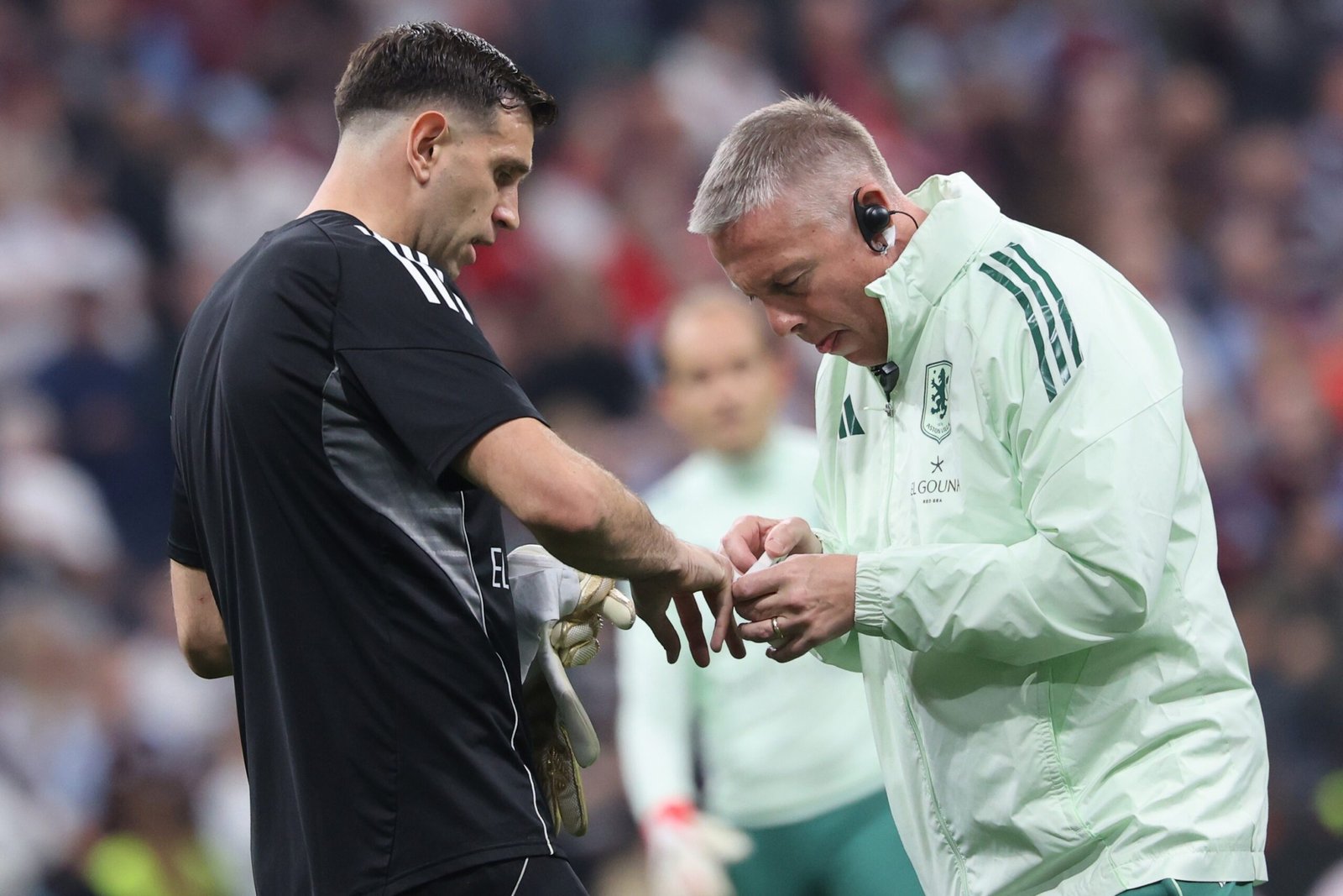 Dibu Martínez revela sequela permanente no dedo após a Copa