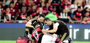 Danilo é atendido por médicos do Flamengo após choque com Fábio, do Fluminense