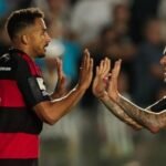 Danilo marcou para o Flamengo, mas não comemorou em respeito ao seu ex-clube