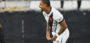 David comemora gol do Vasco contra o Botafogo, no Estádio Nilton Santos, pelo Brasileirão