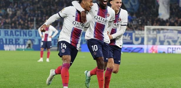 Dembélé comemora gol pelo PSG contra o Strasbourg pelo Campeonato Francês