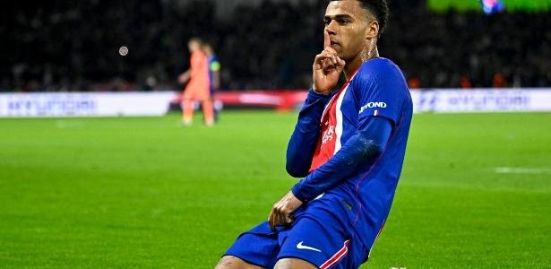 Désiré Doué, do PSG, comemora gol contra o Barcelona, pela Liga dos Campeões