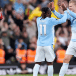 Doku e Haaland comemorando gol contra o Liverpool, pela Premier League