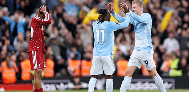 Doku e Haaland comemorando gol contra o Liverpool, pela Premier League