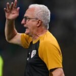 Dorival Júnior comandando o São Paulo durante derrota por 2 a 0 para o Cruzeiro