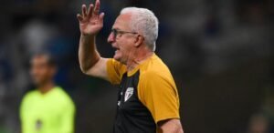 Dorival Júnior comandando o São Paulo durante derrota por 2 a 0 para o Cruzeiro