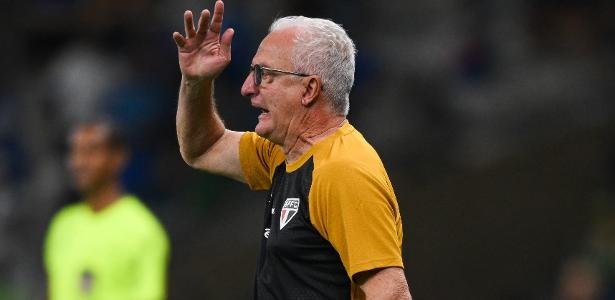 Dorival Júnior comandando o São Paulo durante derrota por 2 a 0 para o Cruzeiro