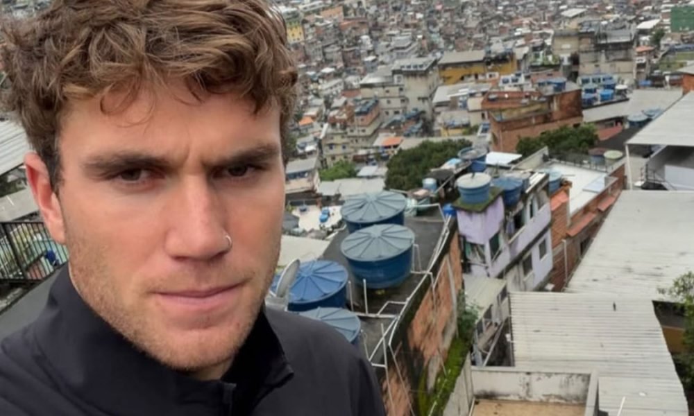 Britânico ex-top 4 visita comunidade no Rio de Janeiro