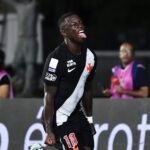 Prazer, Marino! Atacante tem primeiro grande jogo pelo Vasco e é herói em virada sobre Corinthians