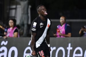 Prazer, Marino! Atacante tem primeiro grande jogo pelo Vasco e é herói em virada sobre Corinthians