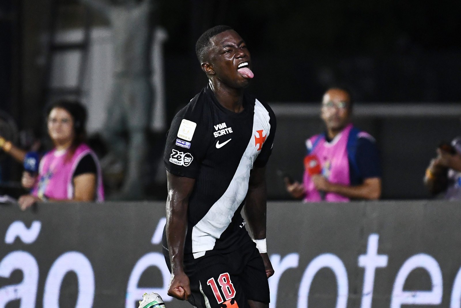 Prazer, Marino! Atacante tem primeiro grande jogo pelo Vasco e é herói em virada sobre Corinthians