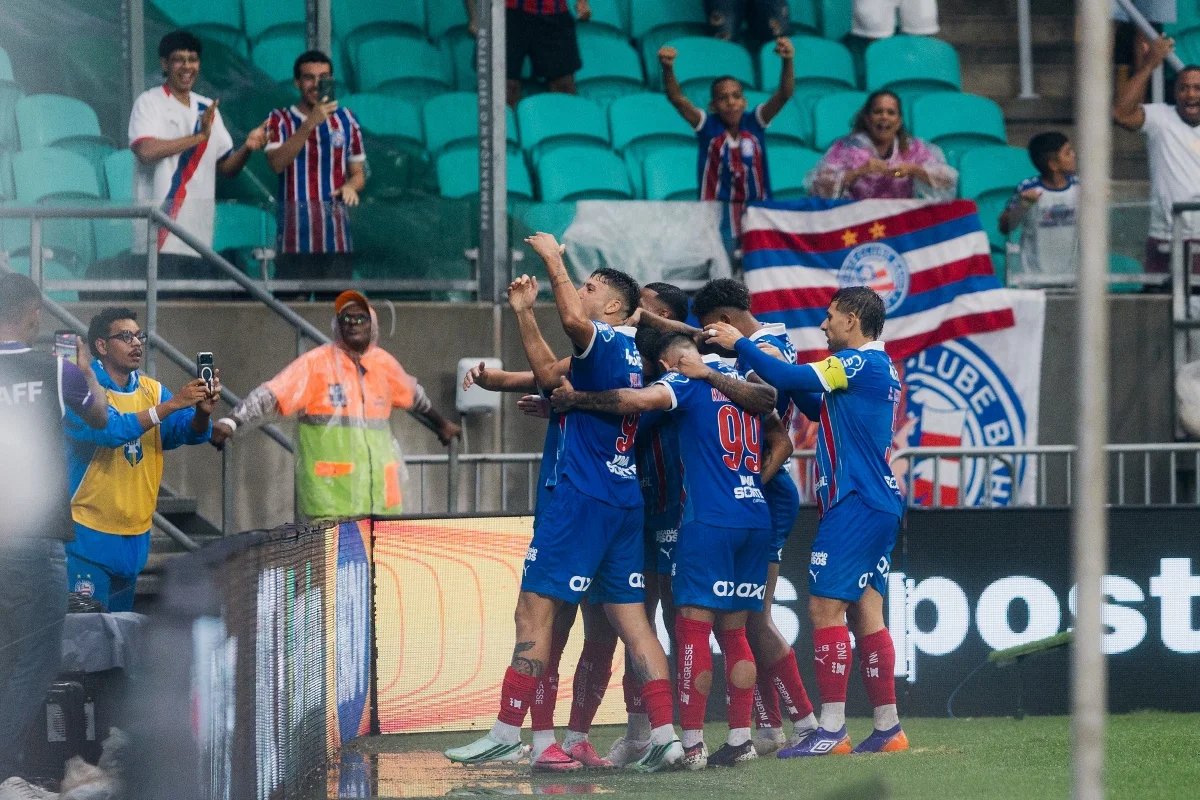 Em jogo de cinco gols, Bahia bate São Paulo e volta a vencer no Brasileirão
