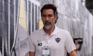 ‘É todo mérito dele’, diz Domínguez sobre Alexsander após vitória do Atlético-MG diante do Coritiba -