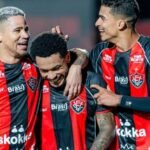 Erick, Matheuzinho e Renê, do Vitória, comemoram gol contra a Chapecoense, pelo Brasileirão