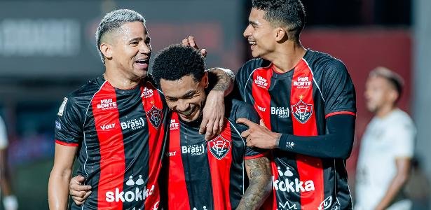 Erick, Matheuzinho e Renê, do Vitória, comemoram gol contra a Chapecoense, pelo Brasileirão
