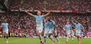 Erling Haaland, do Manchester City, comemora após marcar o gol que garantiu a vitória por 1 a 0 durante a partida da Premier League 2026/27 entre Manchester United e Manchester City