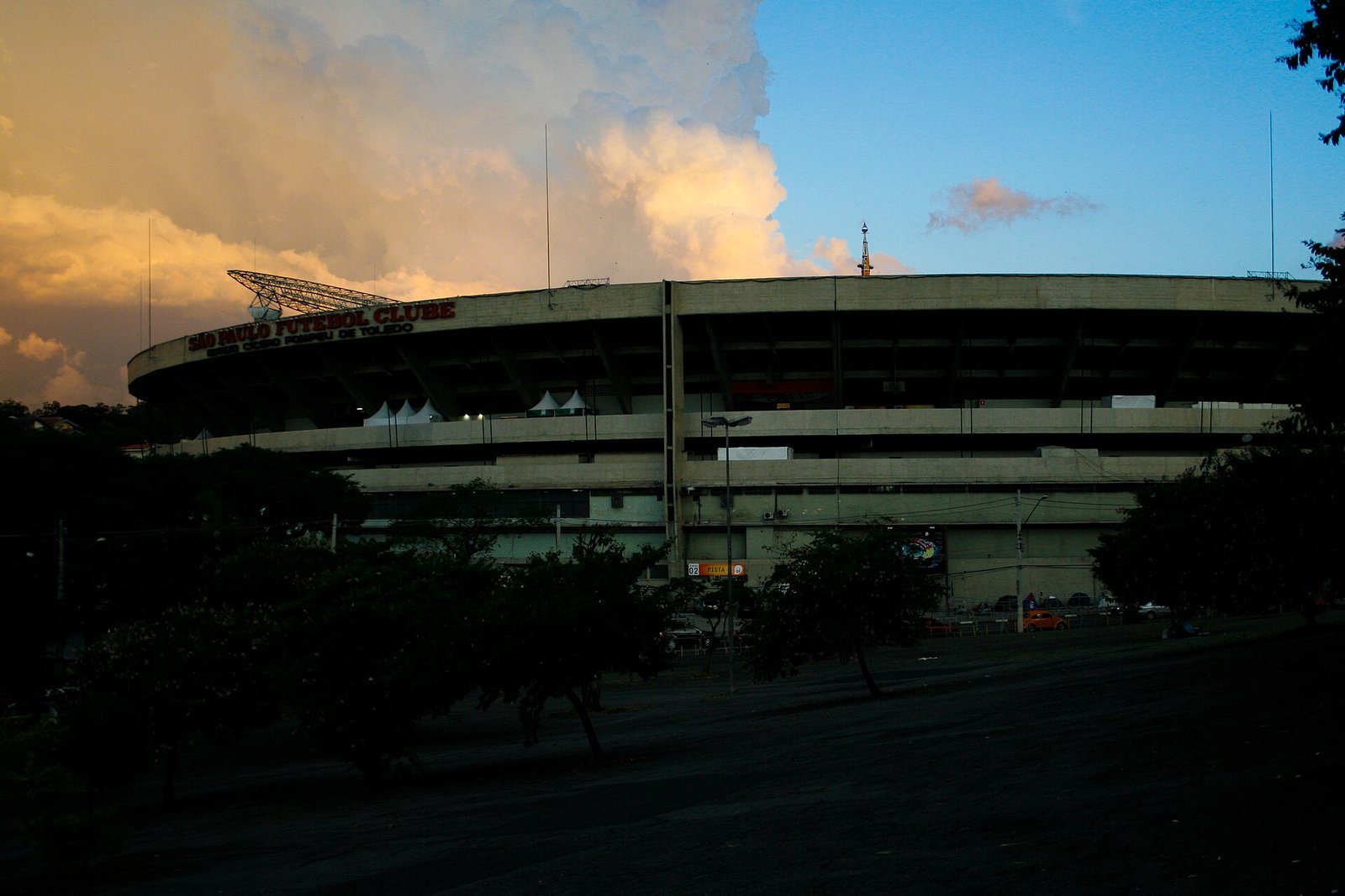 Estádio Cícero Pompeu de Toledo (Estádio do Morumbi)João Batista Vilanova Artigas