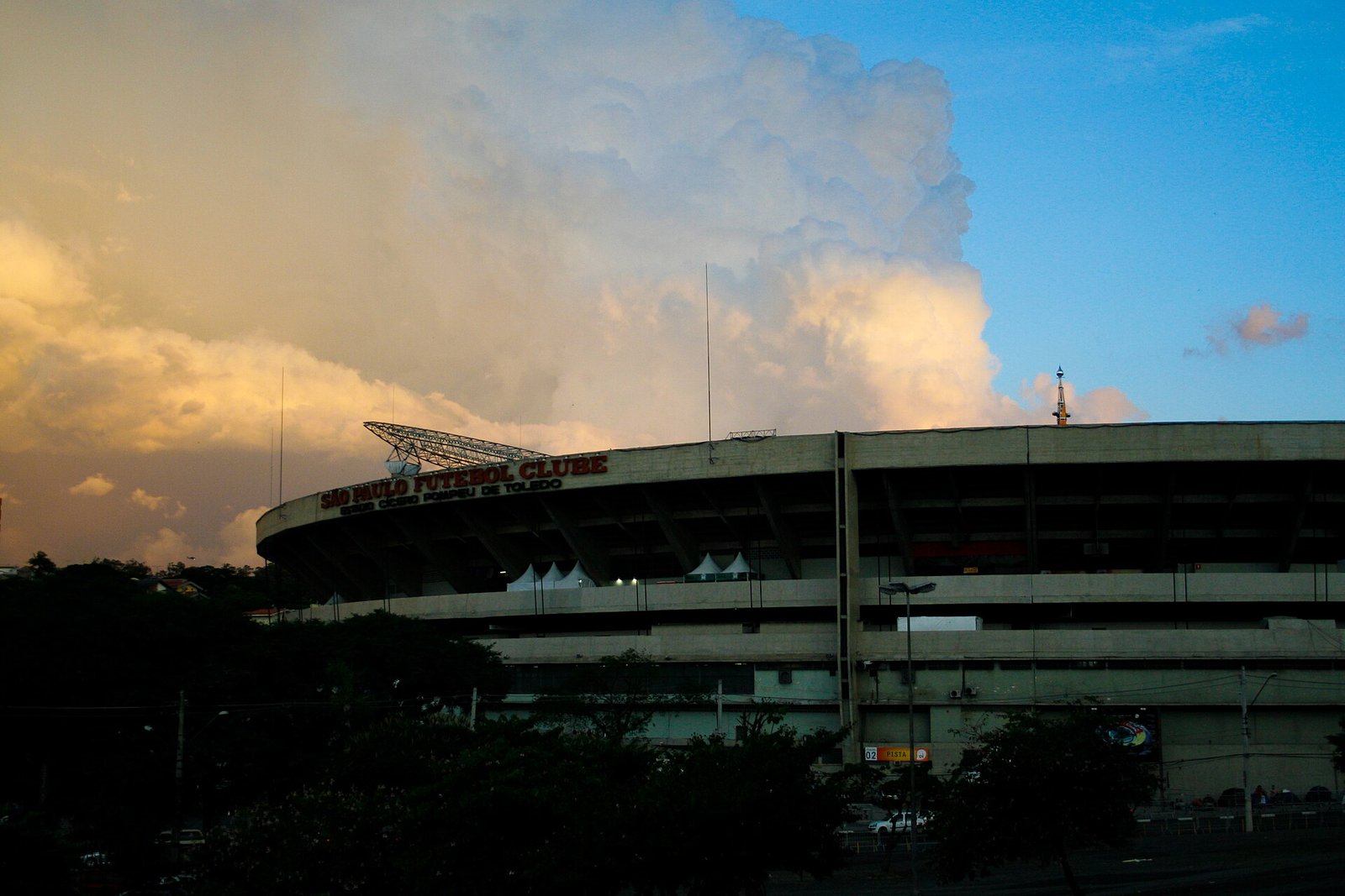 Estádio Cícero Pompeu de Toledo (Estádio do Morumbi)João Batista Vilanova Artigas
