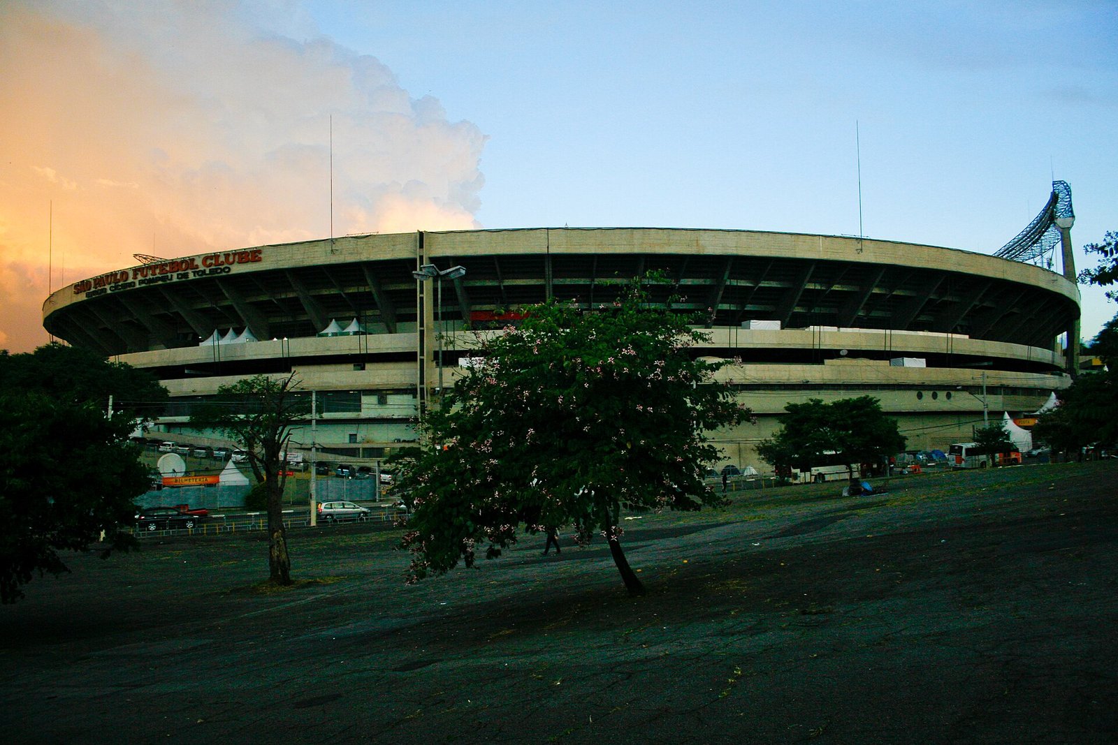 Estádio Cícero Pompeu de Toledo (Estádio do Morumbi)João Batista Vilanova Artigas