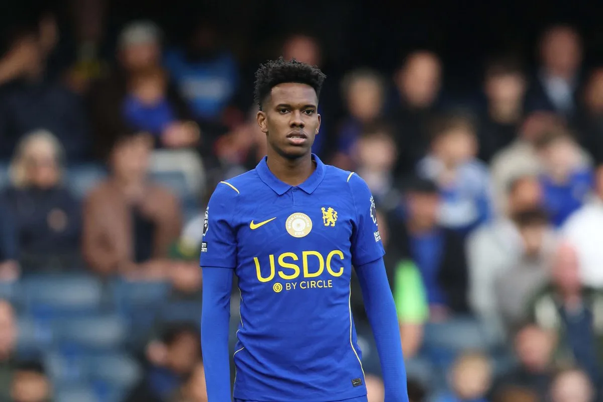 Estêvão segue no banco do Chelsea mesmo sem João Pedro e Palmer